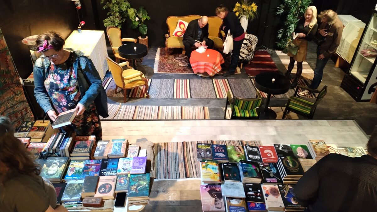 Porvoon kirjafestareiden kirjamyyjiä, yleisöä ja esiintyjiä.